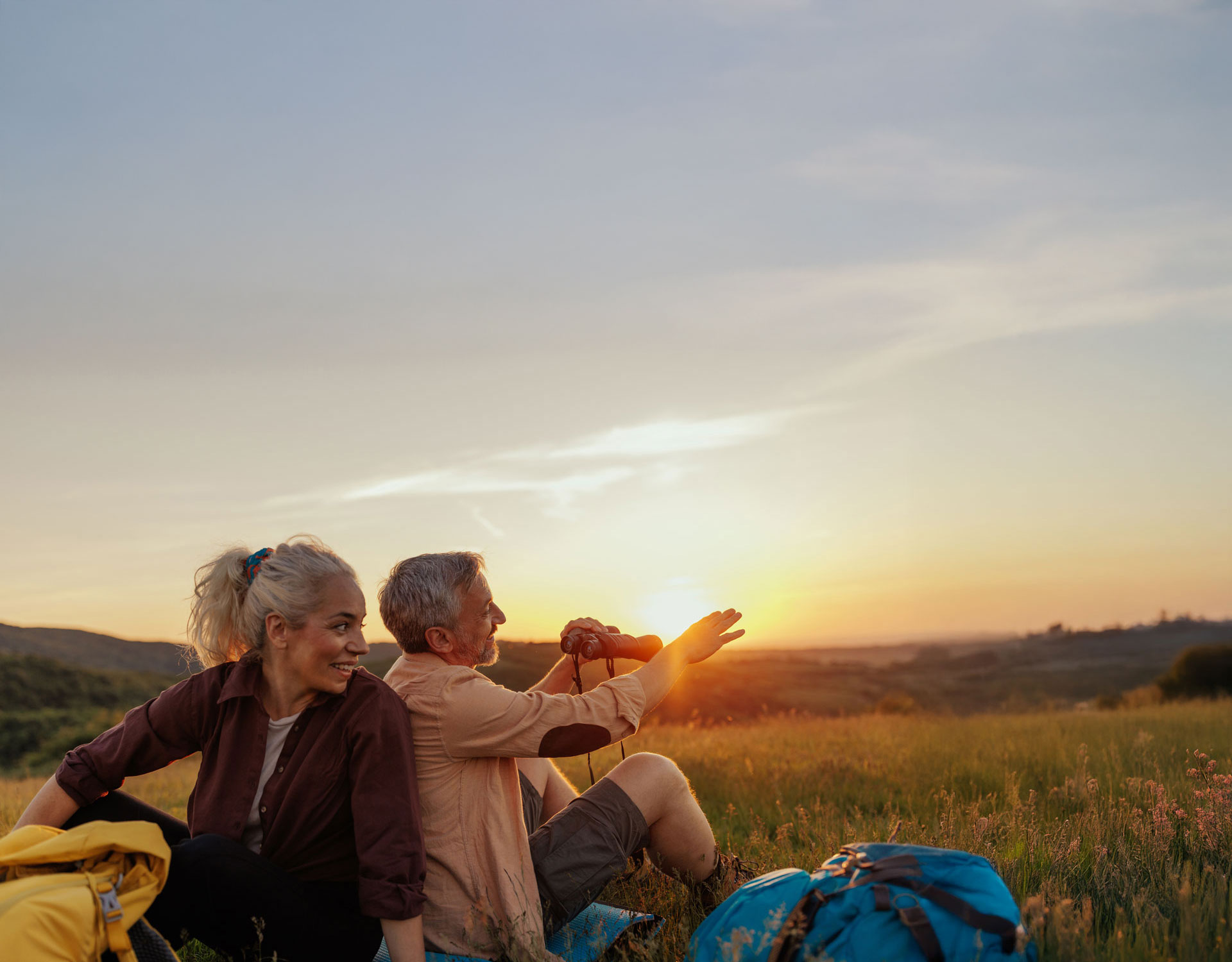 Älteres Paar im Gespräch – Symbolbild für aktive Gesundheit im Alter