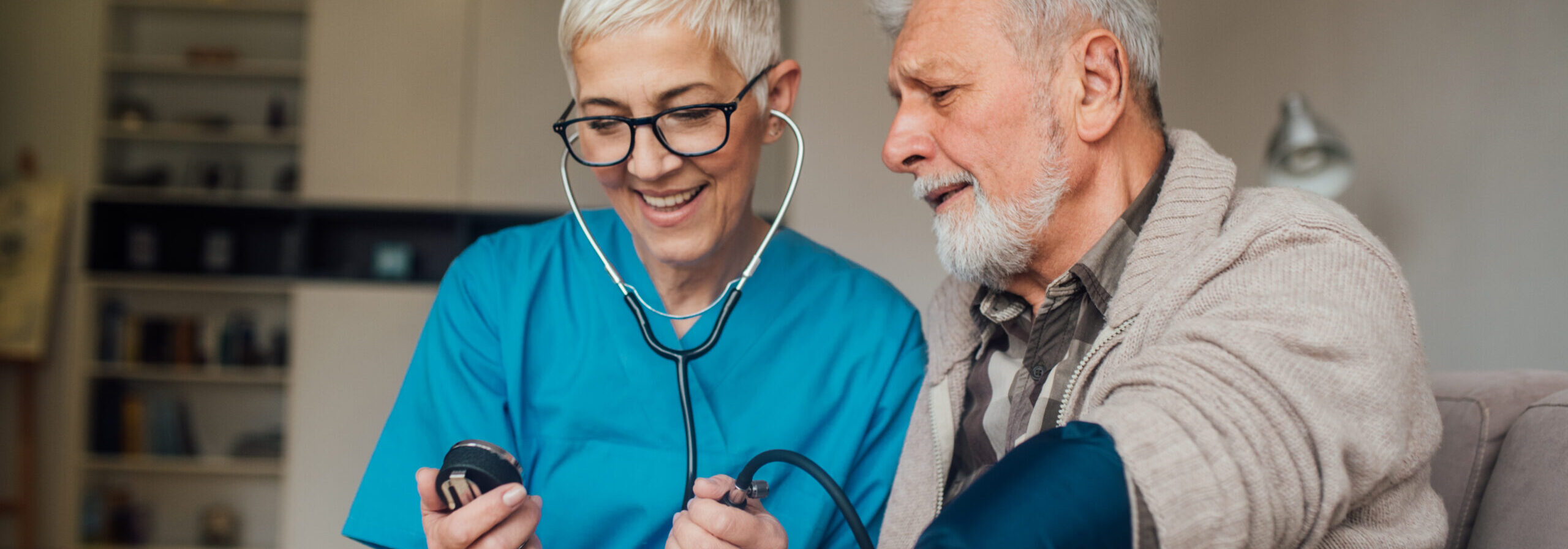 Blutdruck Messung an SHARE Studienteilnehmer durch Interviewer:in