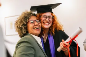 Mutter und Tochter lächeln bei Abschlussfeier