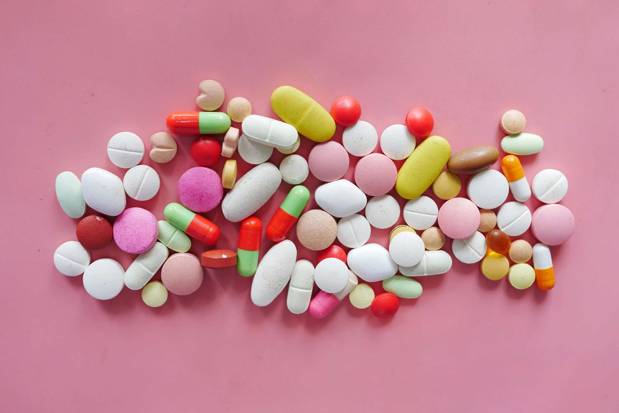 Eine Menge bunte Tabletten